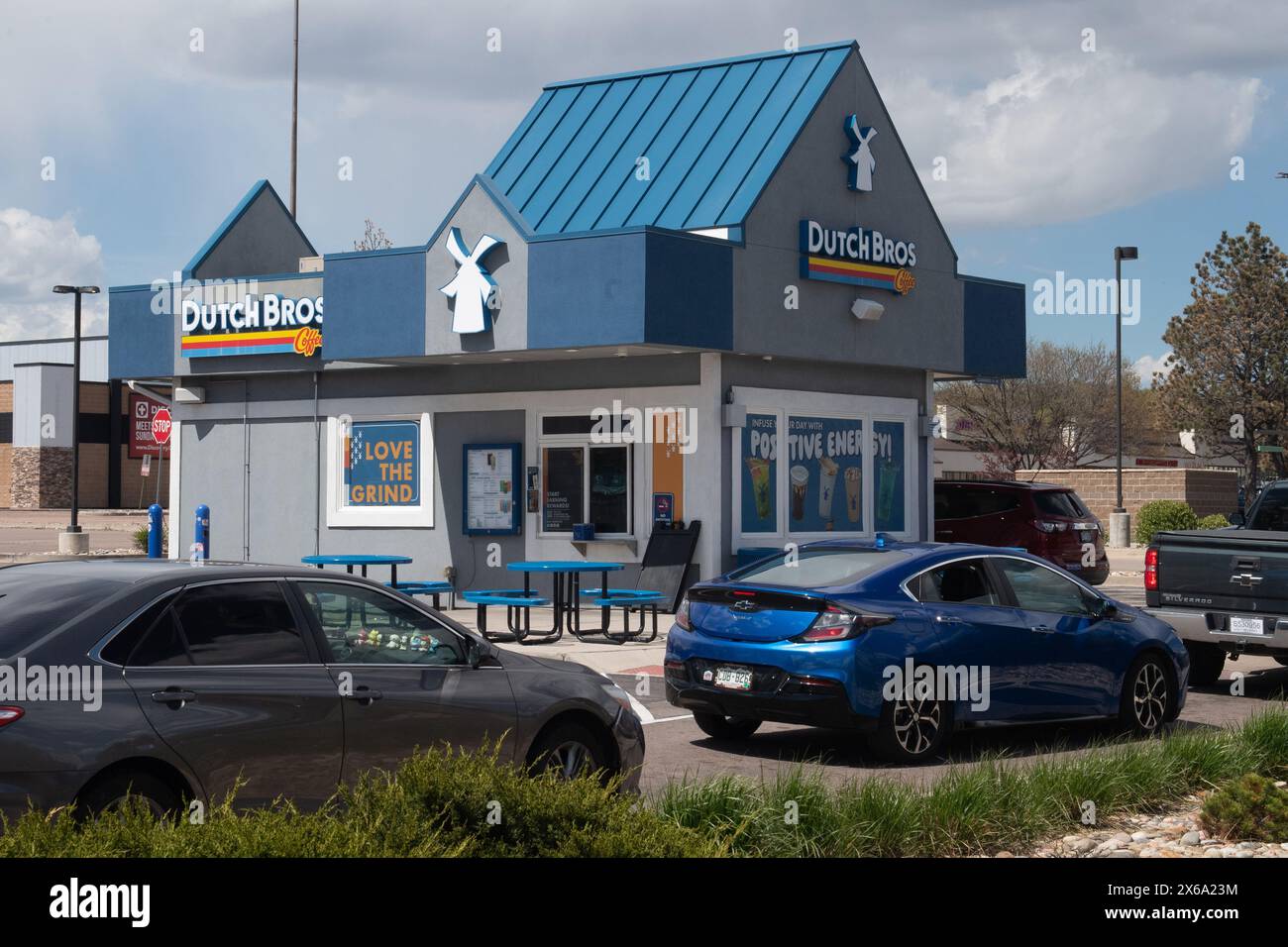 Dutch Bros, famosa catena di negozi di caffè di Colorado Springs, Colorado. Serve caffè caldo e freddo e bevande energetiche attraverso il piccolo drive Foto Stock