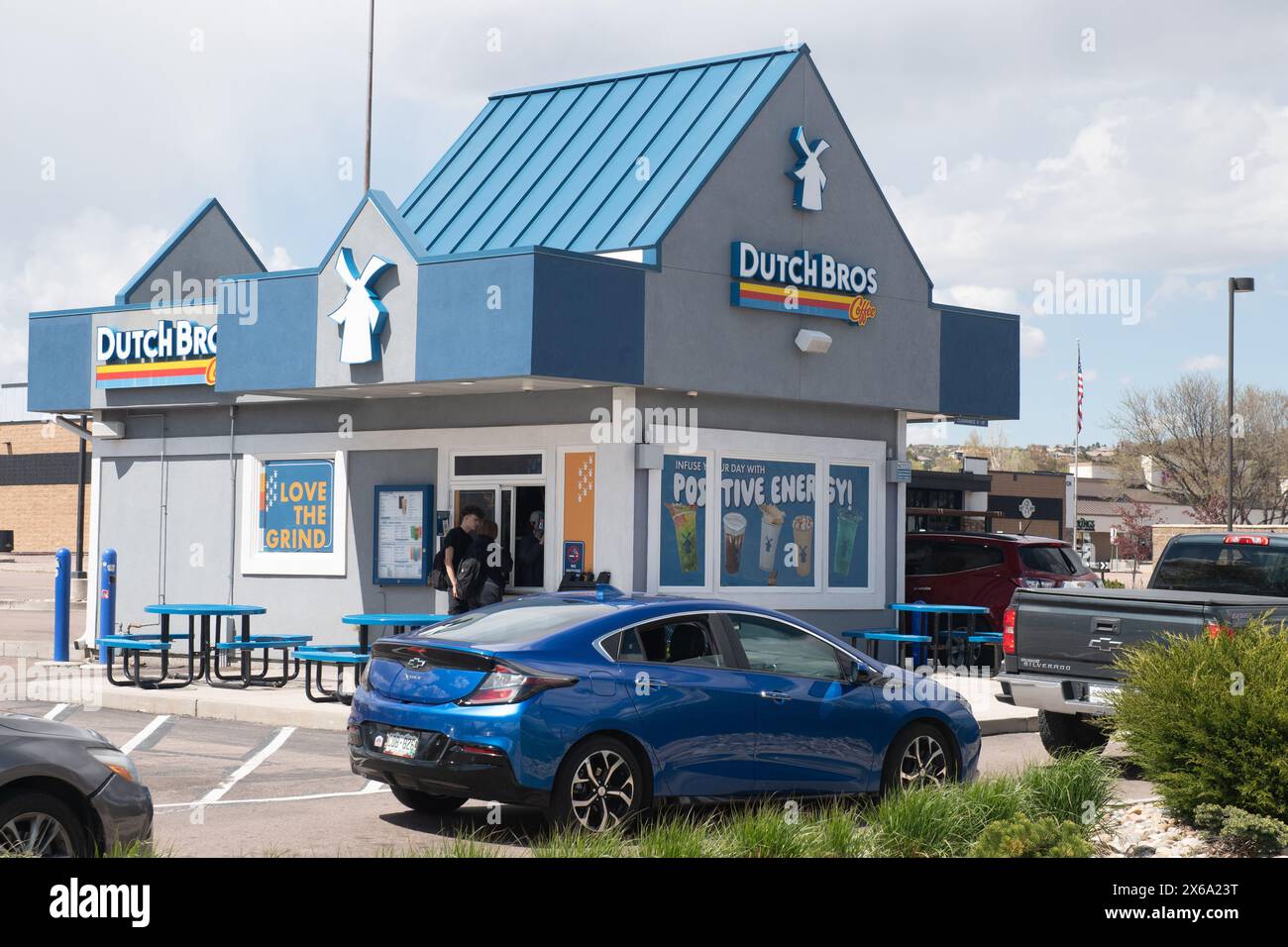 Dutch Bros, famosa catena di negozi di caffè di Colorado Springs, Colorado. Serve caffè caldo e freddo e bevande energetiche attraverso il piccolo drive Foto Stock