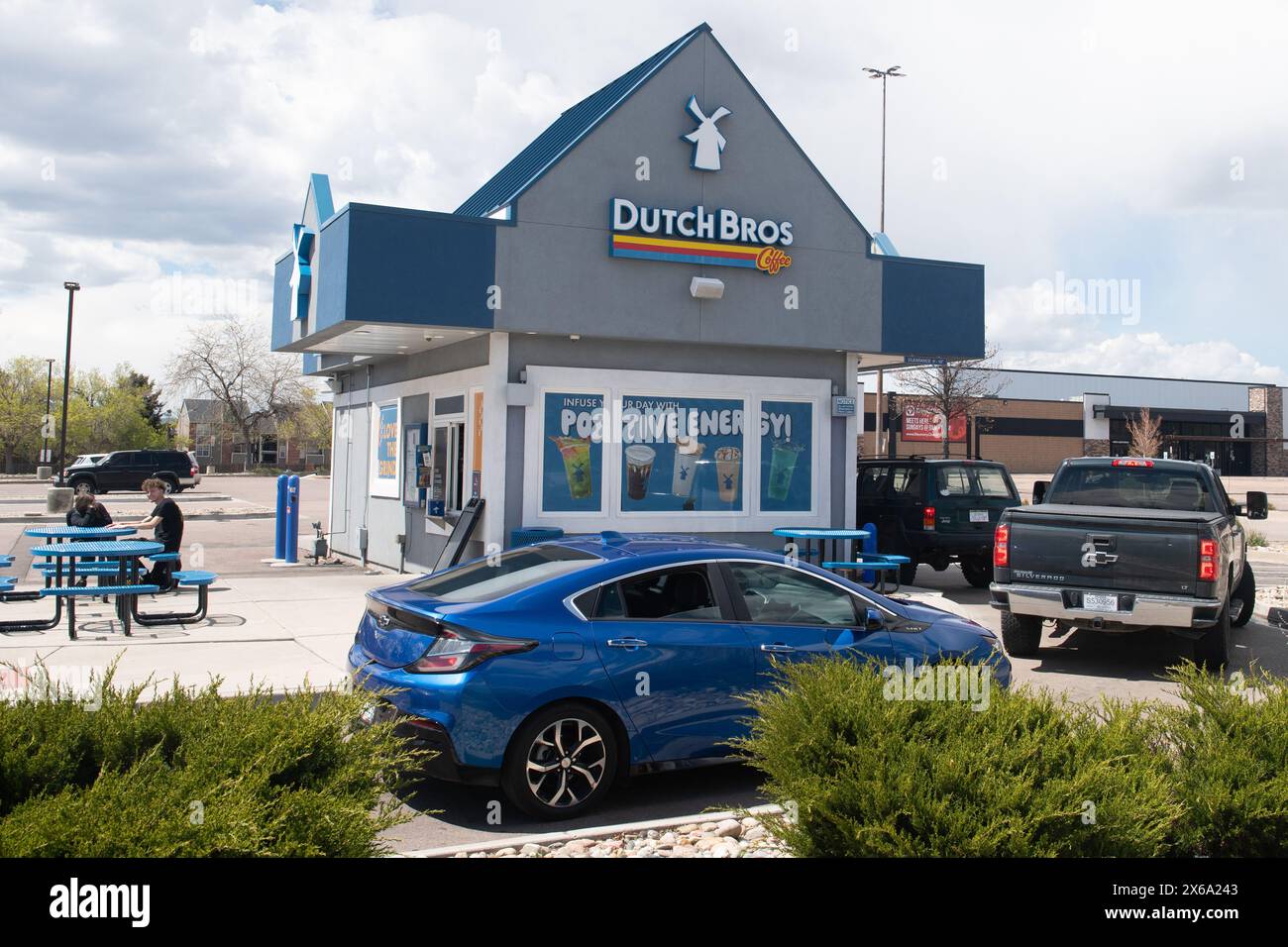 Dutch Bros, famosa catena di negozi di caffè di Colorado Springs, Colorado. Serve caffè caldo e freddo e bevande energetiche attraverso il piccolo drive Foto Stock
