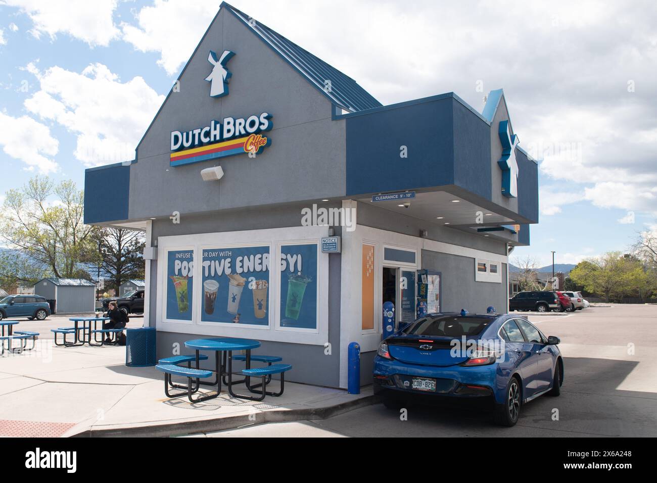 Dutch Bros, famosa catena di negozi di caffè di Colorado Springs, Colorado. Serve caffè caldo e freddo e bevande energetiche attraverso il piccolo drive Foto Stock