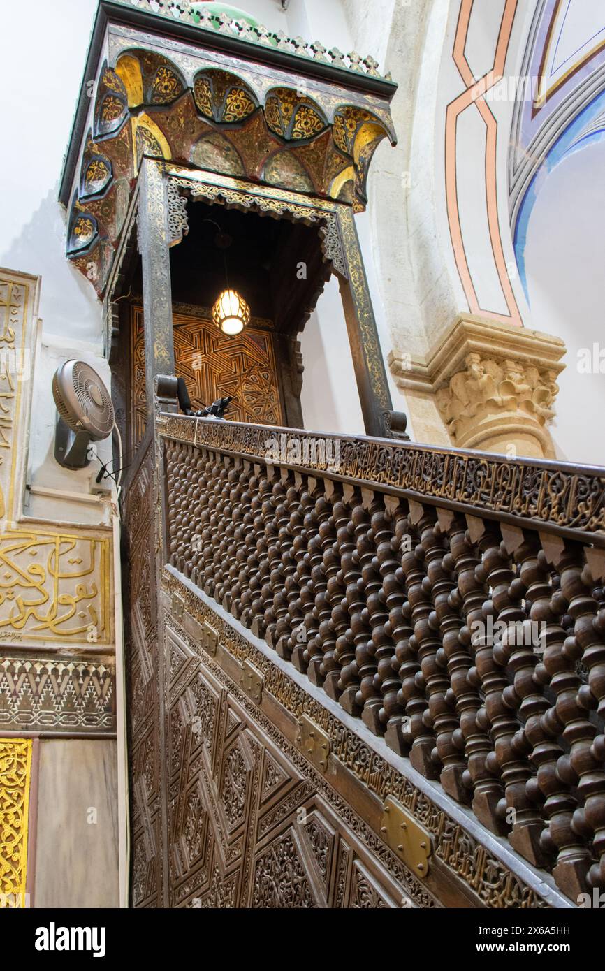 Minbar della Moschea Khalil a Hebron - Palestina. Vista delle decorazioni arabesche in legno e della calligrafia nell'arte islamica. Foto Stock