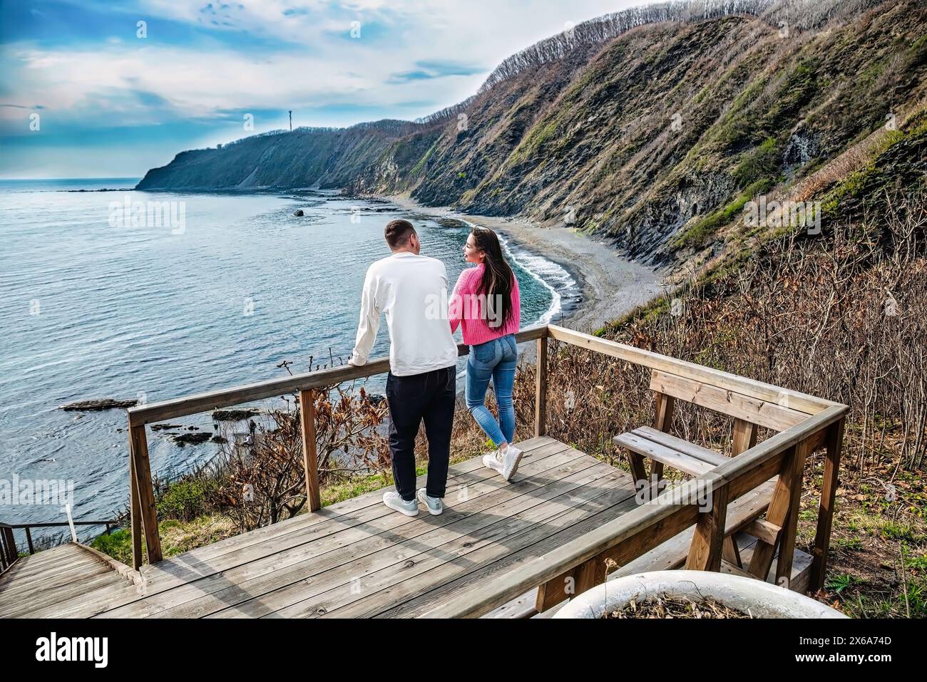 coppia di sposi in piedi insieme sulle scale e con vista sul mare Foto Stock