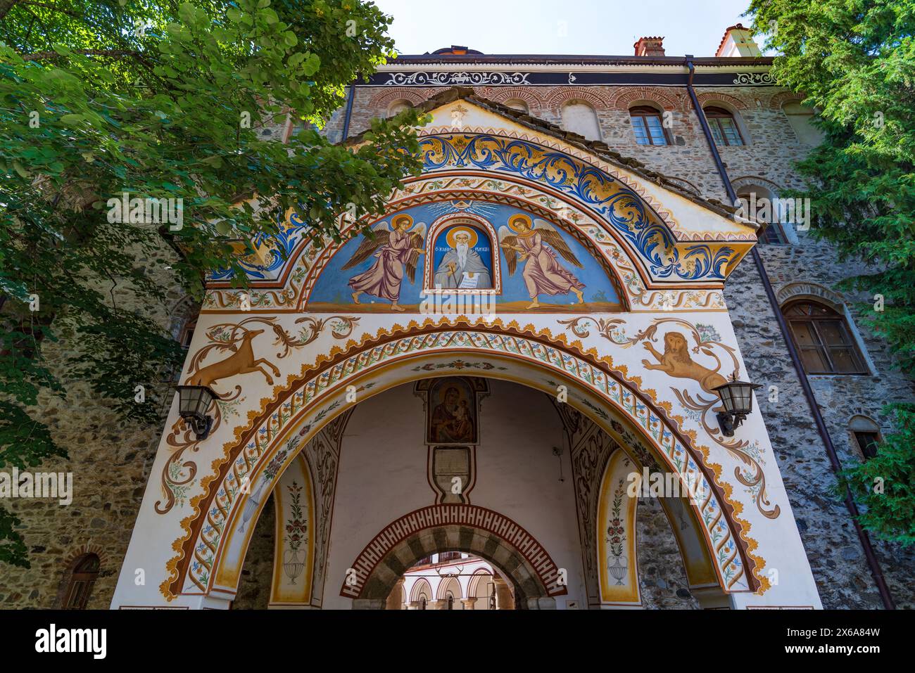 Ingresso al monastero di Rila, un monastero ortodosso orientale nei monti Rila, Bulgaria Foto Stock