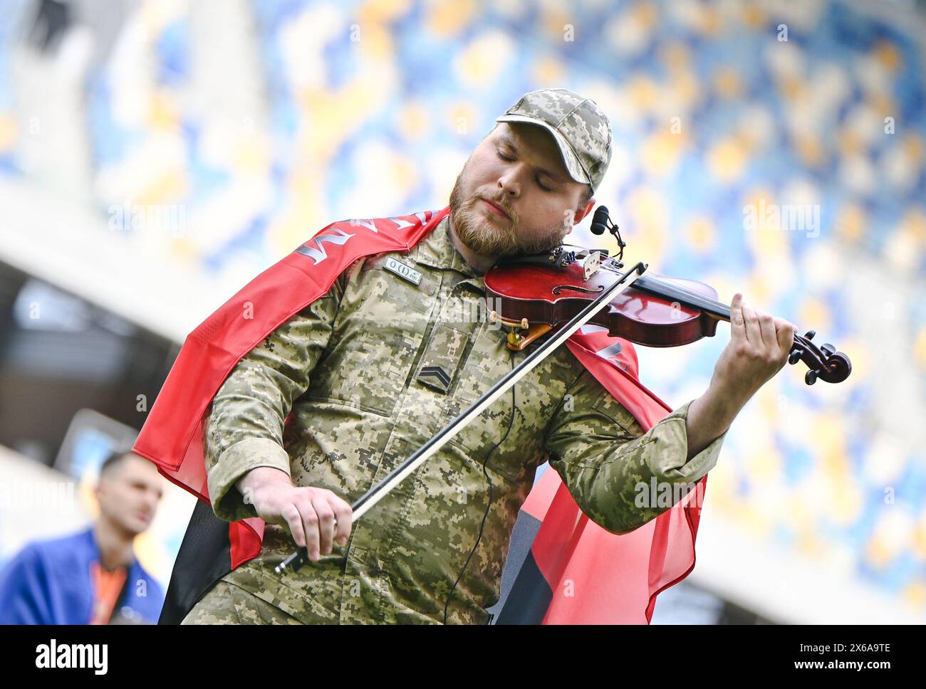 Non esclusiva: LEOPOLI, UCRAINA - 11 MAGGIO 2024 - Sergente Junior del 59° Yakiv Handziuk Brigata motorizzata di fanteria separata Moisei Bondarenko esibirsi Foto Stock