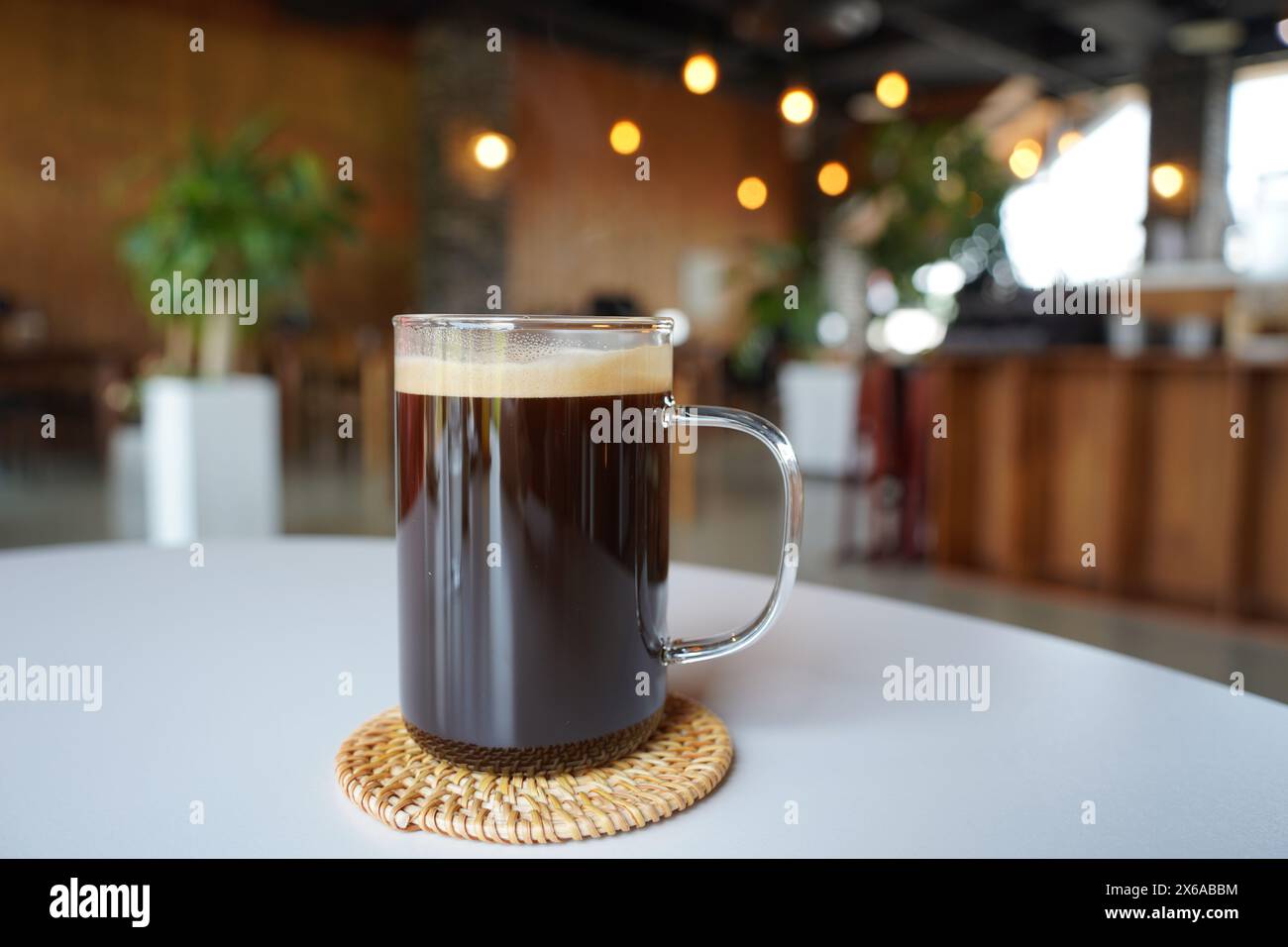 Caffè in un bicchiere con bokeh sullo sfondo Foto Stock