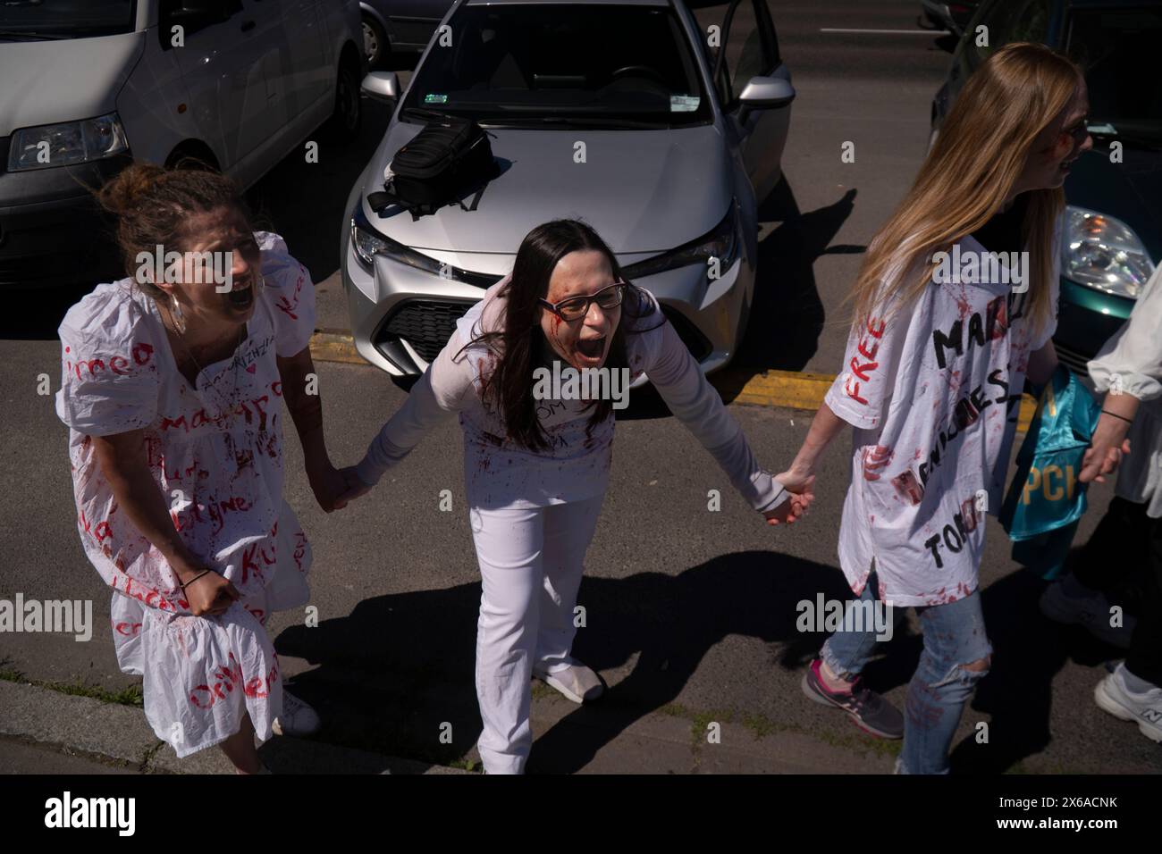 Le donne sono viste protestare al cimitero militare sovietico il 9 maggio 2024, il giorno della Vittoria russa a Varsavia, in Polonia. Foto Stock