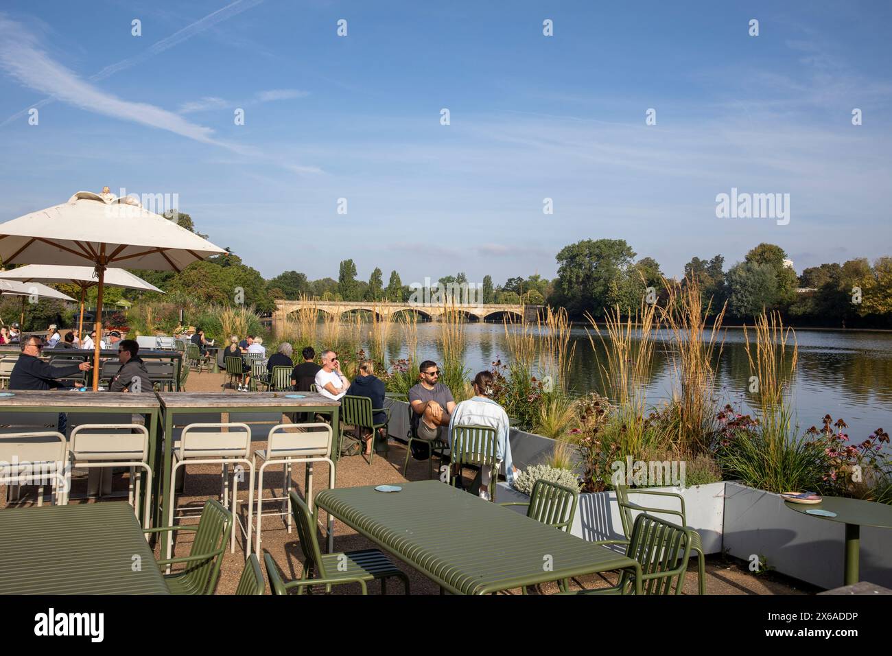 Hyde Park London, il Serpentine lido Cafe, nelle soleggiate mattine di settembre, con vista sul lago e sul Serpentine Bridge per i clienti, Londra, Inghilterra, Regno Unito, 2023 Foto Stock