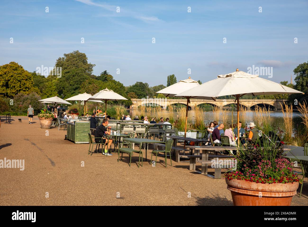 Hyde Park London, il Serpentine lido Cafe, nelle soleggiate mattine di settembre, con vista sul lago e sul Serpentine Bridge per i clienti, Londra, Inghilterra, Regno Unito, 2023 Foto Stock