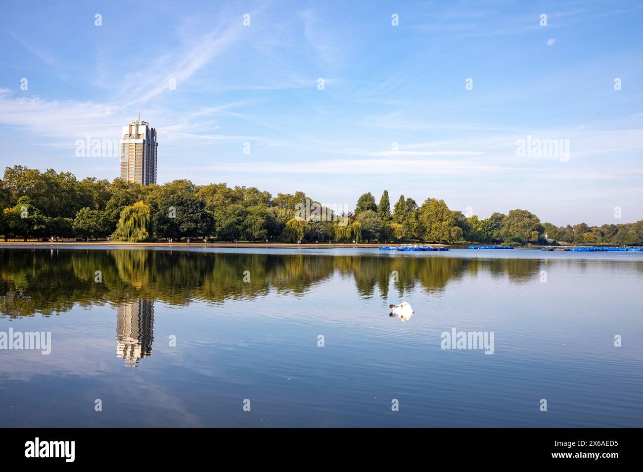 Il Serpentine Hyde Park London, edificio della caserma di Hyde Park si riflette nell'acqua del lago naturale nel giorno delle ondate di calore di settembre, Long Water, Londra, Inghilterra, Regno Unito Foto Stock