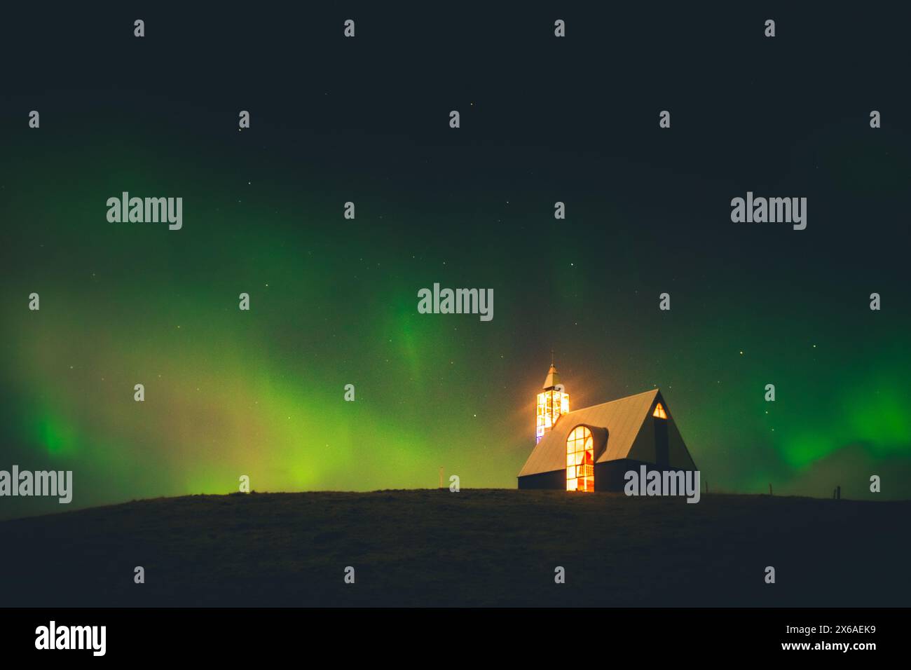 Aurora Boreale sopra la splendida chiesa luterana islandese in Islanda di notte Foto Stock
