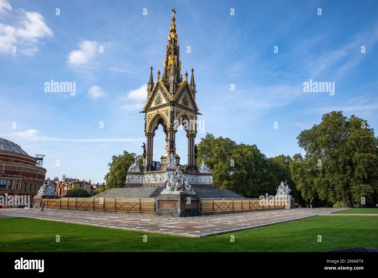 Albert Memorial a Kensington Gardens Londra, monumento storico di grado 1 commissionato dalla regina Vittoria e inaugurato nel 1872, Londra, Inghilterra, Regno Unito Foto Stock