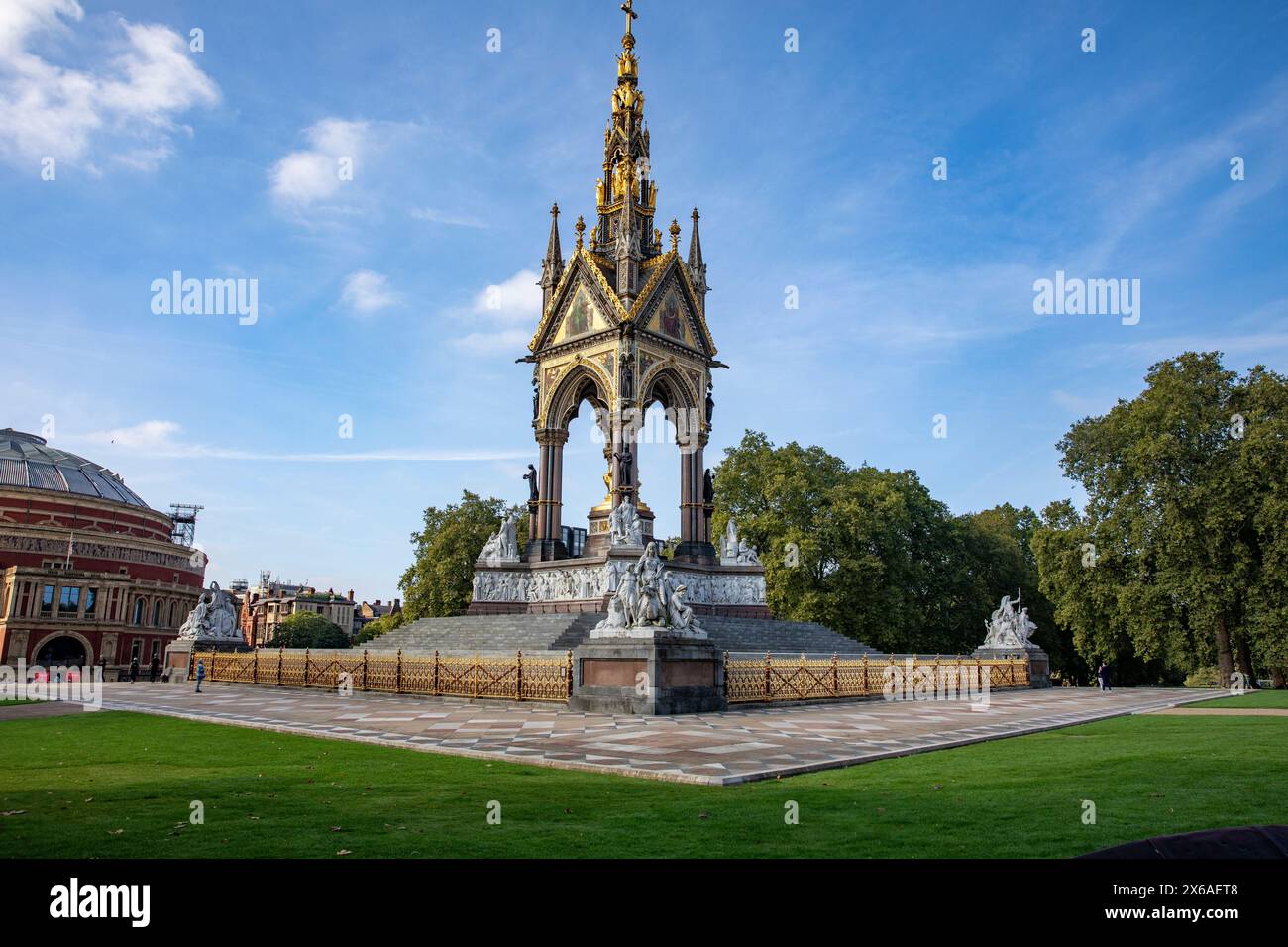 Albert Memorial a Kensington Gardens Londra, monumento storico di grado 1 commissionato dalla regina Vittoria e inaugurato nel 1872, Londra, Inghilterra, Regno Unito Foto Stock
