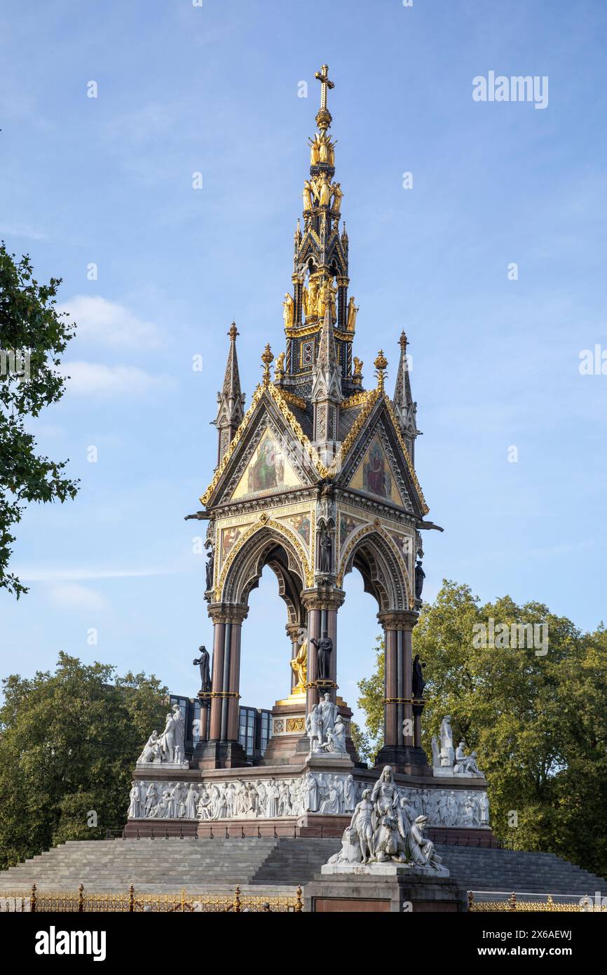 Albert Memorial a Kensington Gardens Londra, monumento storico di grado 1 commissionato dalla regina Vittoria e inaugurato nel 1872, Londra, Inghilterra, Regno Unito Foto Stock