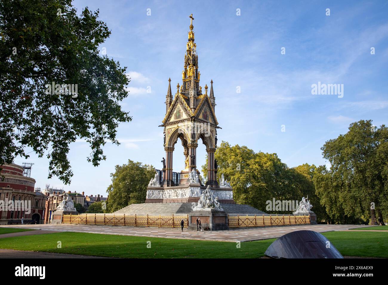 Albert Memorial a Kensington Gardens Londra, monumento storico di grado 1 commissionato dalla regina Vittoria e inaugurato nel 1872, Londra, Inghilterra, Regno Unito Foto Stock