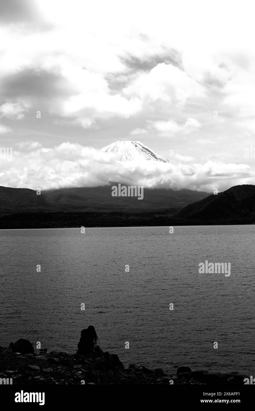 2024, 1 maggio, Motosu Lake il Mont Fuji dal lago Motosu in Giappone. Foto Stock