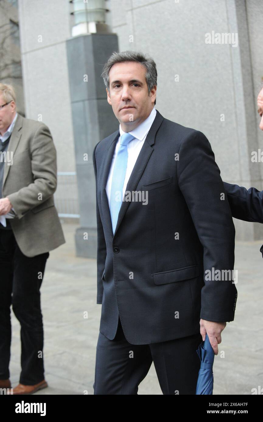 Michael Cohen lascia l'edificio della Corte Federale di New York dopo un giorno di udienze riguardanti i pagamenti di denaro per conto di Donald Trump a Stormy Daniels prima delle elezioni presidenziali del 2016. Foto Stock