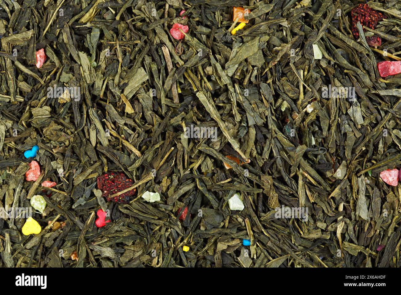 Tè verde con dolci a forma di cuore. Foto Stock