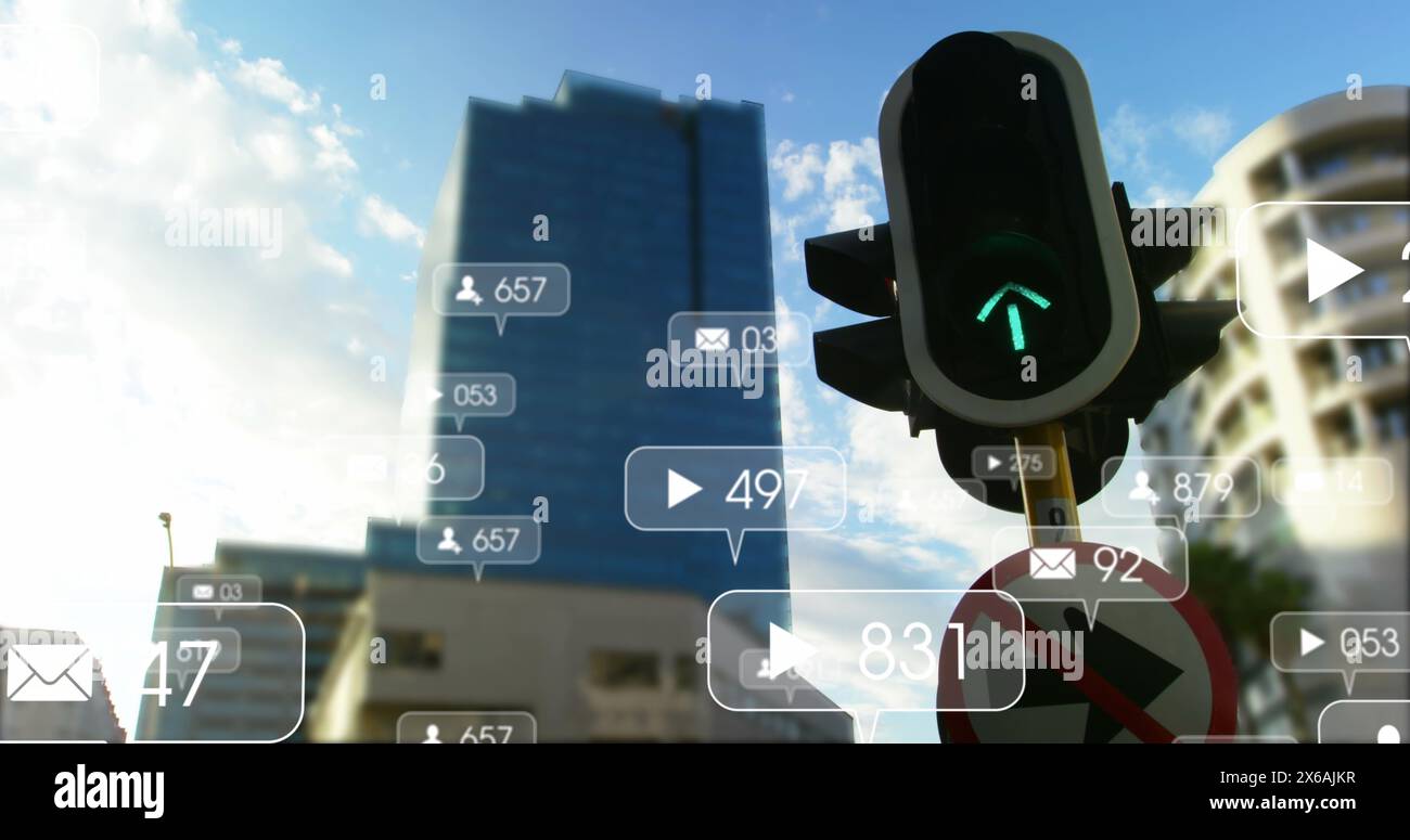 Immagine delle icone di notifica con numeri sopra i semafori che cambiano in città Foto Stock