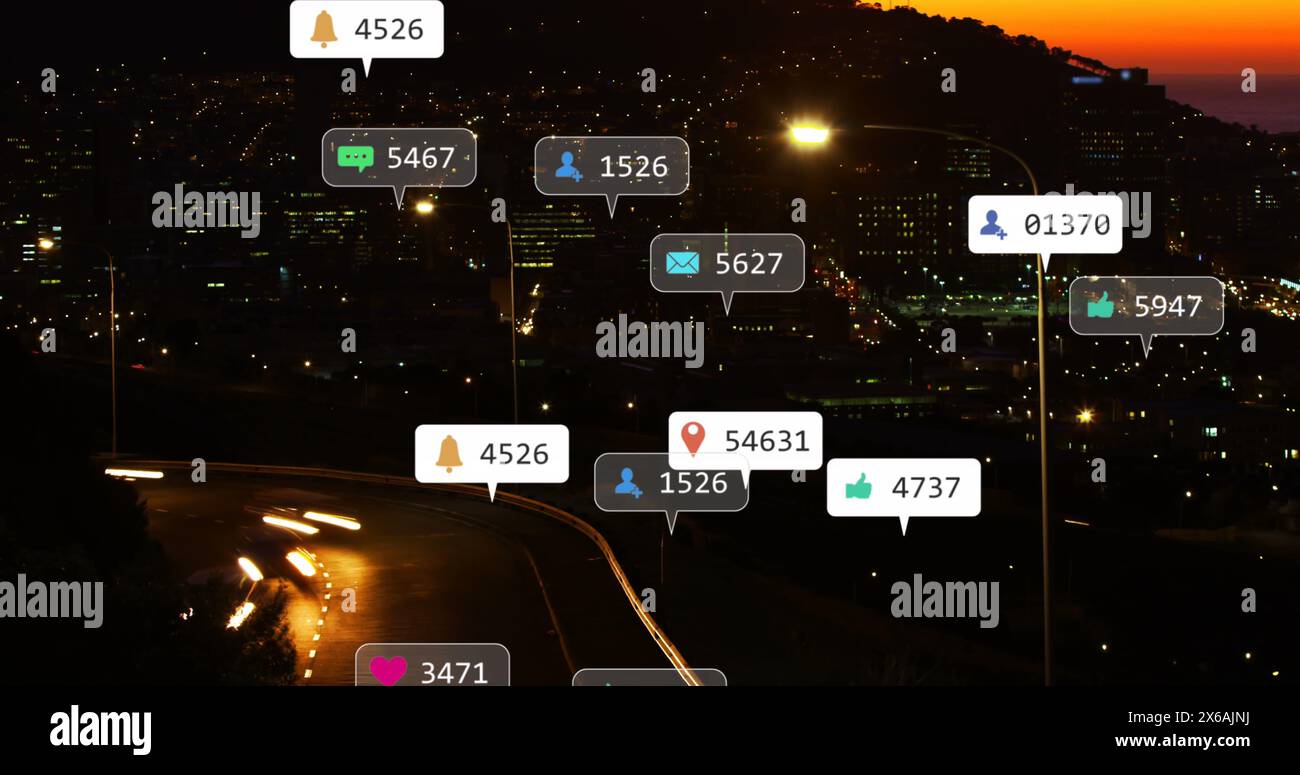 Immagine di icone con contatori in time-lapse di veicoli che si muovono per strada in città illuminata Foto Stock