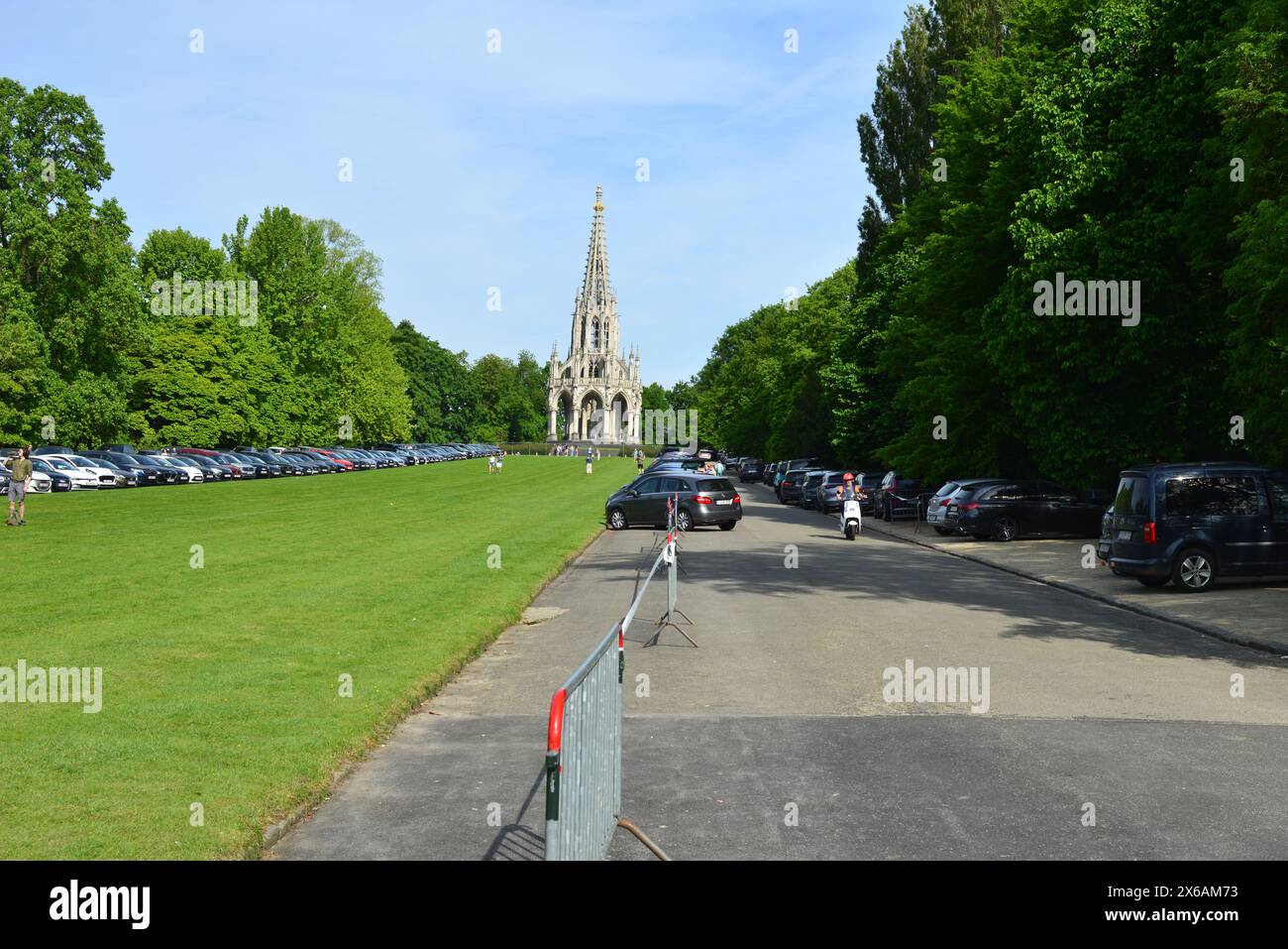 Koninklijke Serres van Laken, Bruxelles, Belgio - 12 maggio 2024: Parcheggio di auto davanti al Monumento alla Dinastia in una domenica di sole Foto Stock