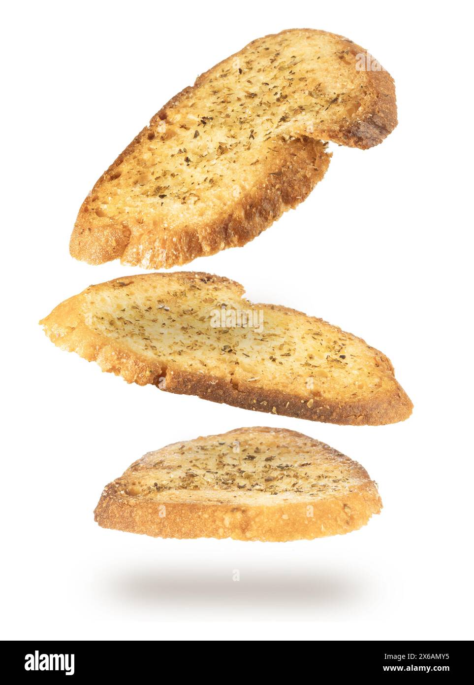 Fette cadenti di pane croccante e stagionato, bruschette, isolate su sfondo bianco. Foto Stock