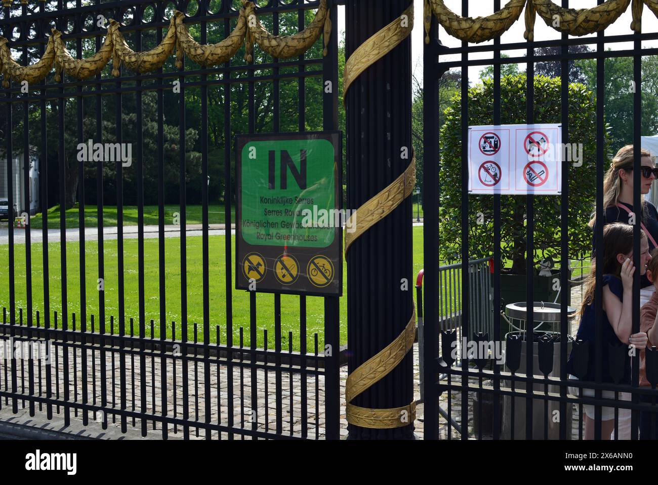 Koninklijke Serres van Laken, Bruxelles, Belgio - 12 maggio 2024: Porta d'ingresso in zona residenziale. In regola non sono ammessi cani, biciclette, fumatori Foto Stock