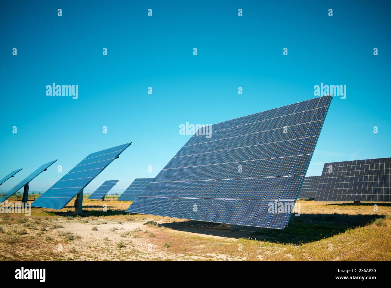 Pannelli fotovoltaici per la produzione di energia elettrica rinnovabile nella provincia di Saragozza, Spagna. Foto Stock
