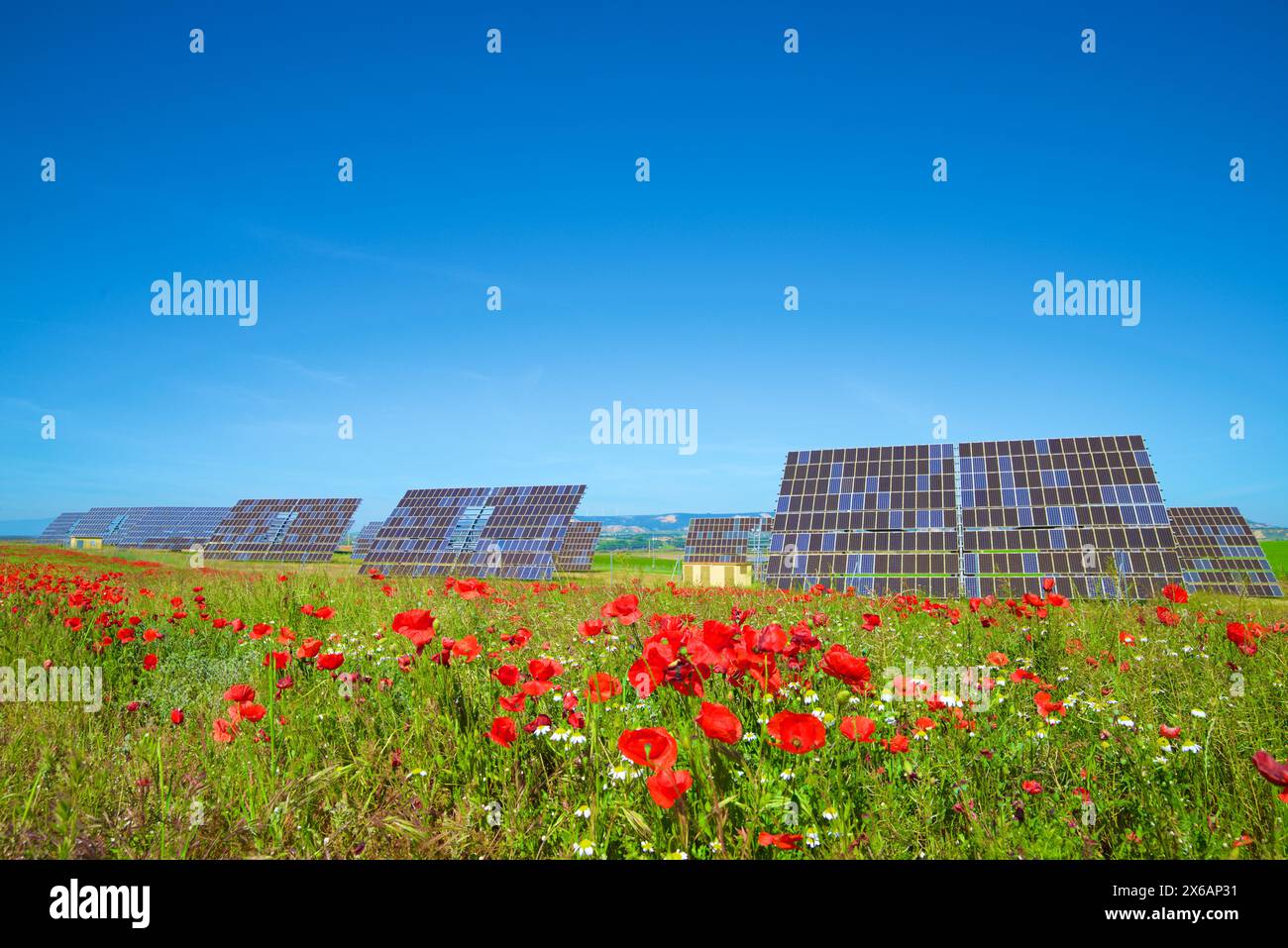 Pannelli fotovoltaici per la produzione di energia elettrica rinnovabile nella provincia di Saragozza, Spagna. Foto Stock