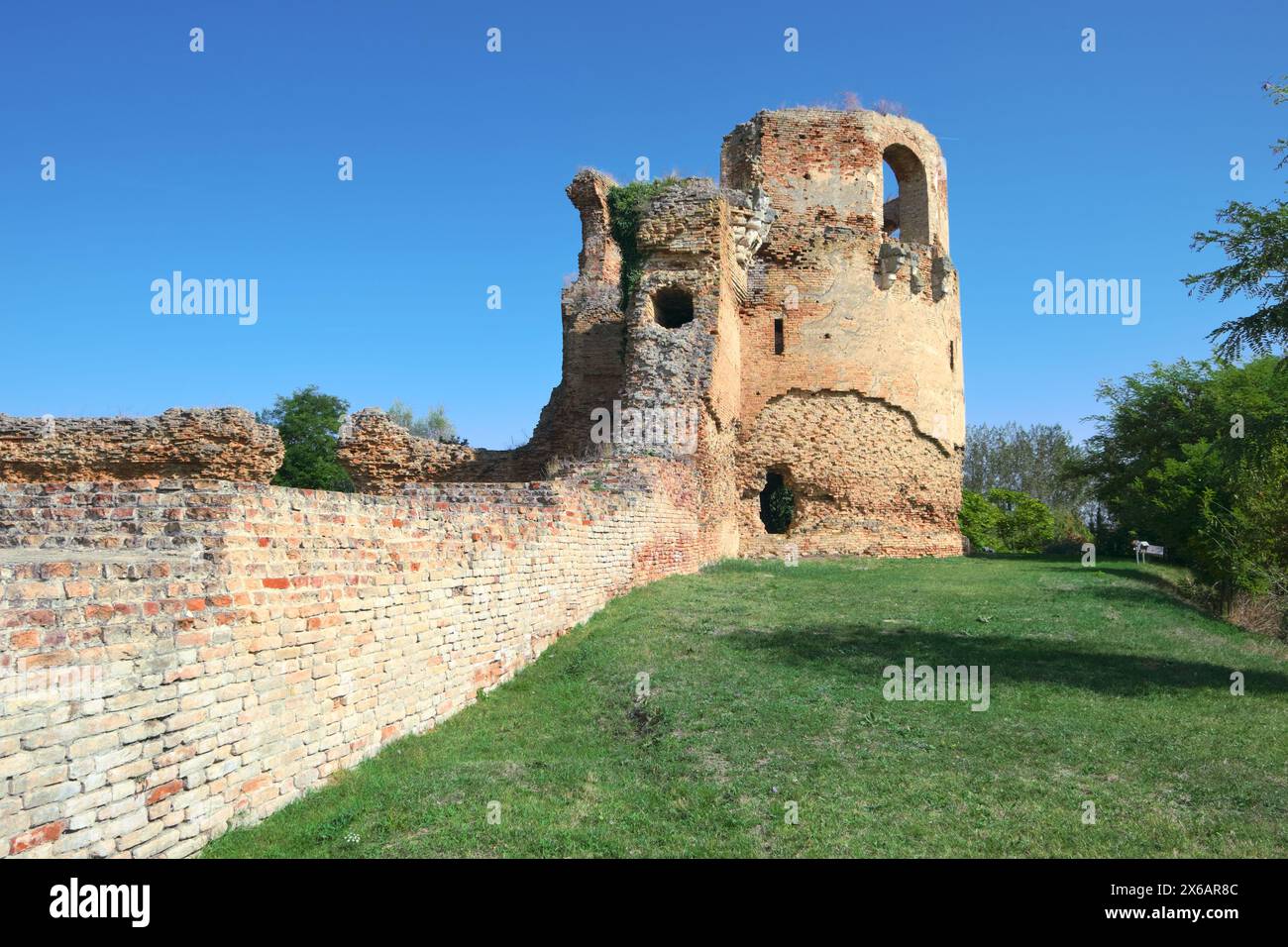 Muro in mattoni rovinato con torre rotonda della Fortezza Bac, Vojvodina, Serbia Foto Stock