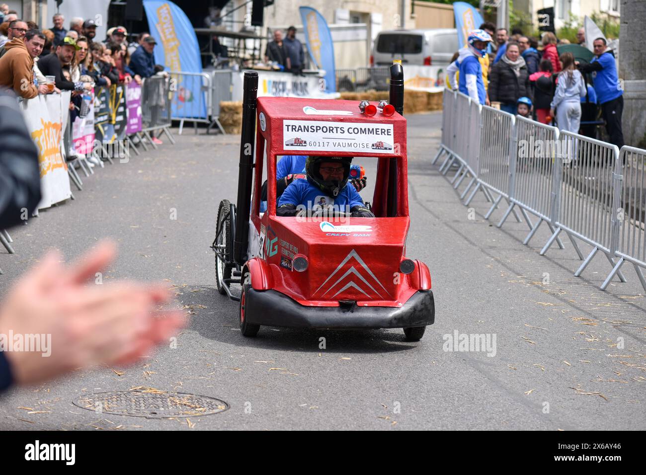 Terza edizione di una gara di Soapbox a Crépy-en-Valois. Scatola di sapone fatta in casa che scende lungo il pendio della strada. Foto Stock
