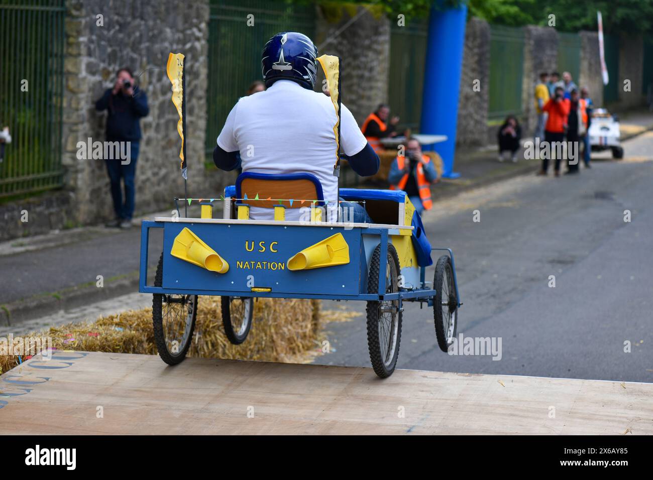 Terza edizione di una gara di Soapbox a Crépy-en-Valois. Scatola di sapone fatta in casa che scende lungo il pendio della strada. Foto Stock