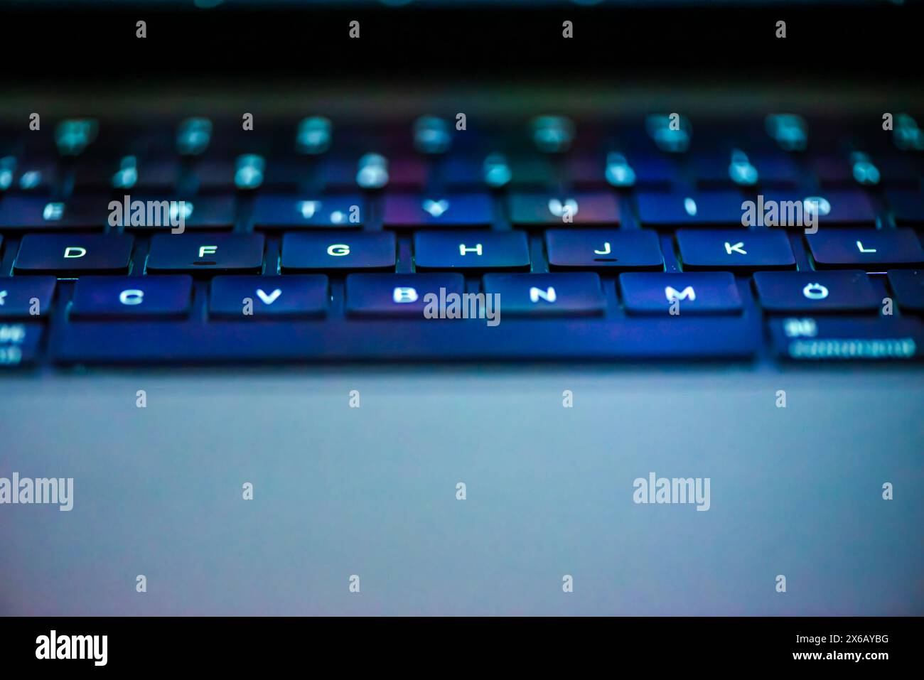 Primo piano dettagliato dei tasti dei notebook, evidenziandone il design elegante e l'esperienza di digitazione reattiva. Foto Stock