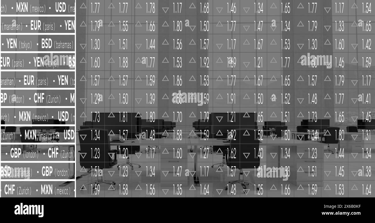 Immagine dell'elaborazione dei dati finanziari su scrivanie d'ufficio con computer Foto Stock