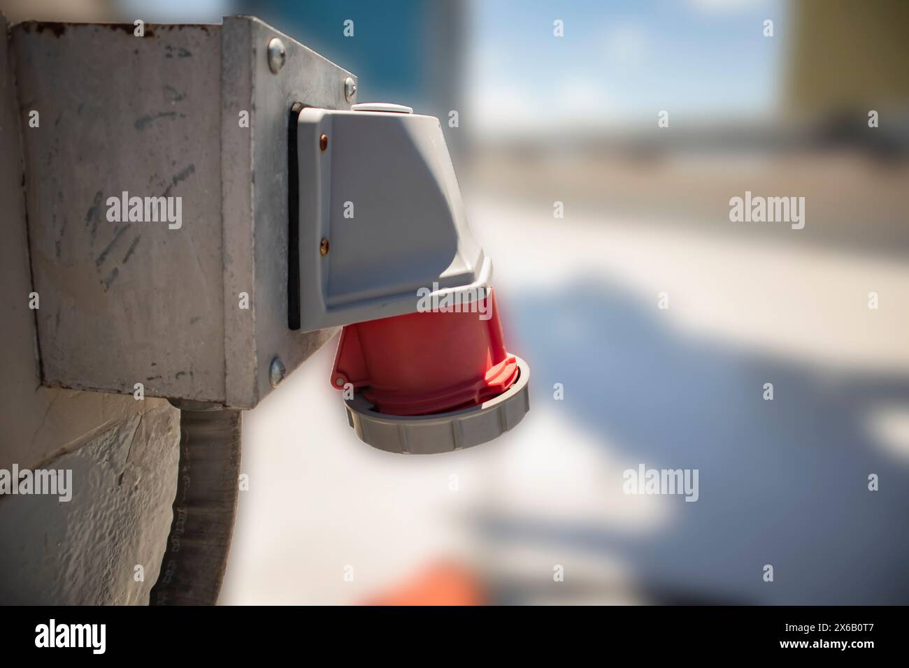 Informazioni sulla spina di alimentazione 32A e sul quadro elettrico della macchina, sottolineando la spina di alimentazione 32 A. Foto Stock