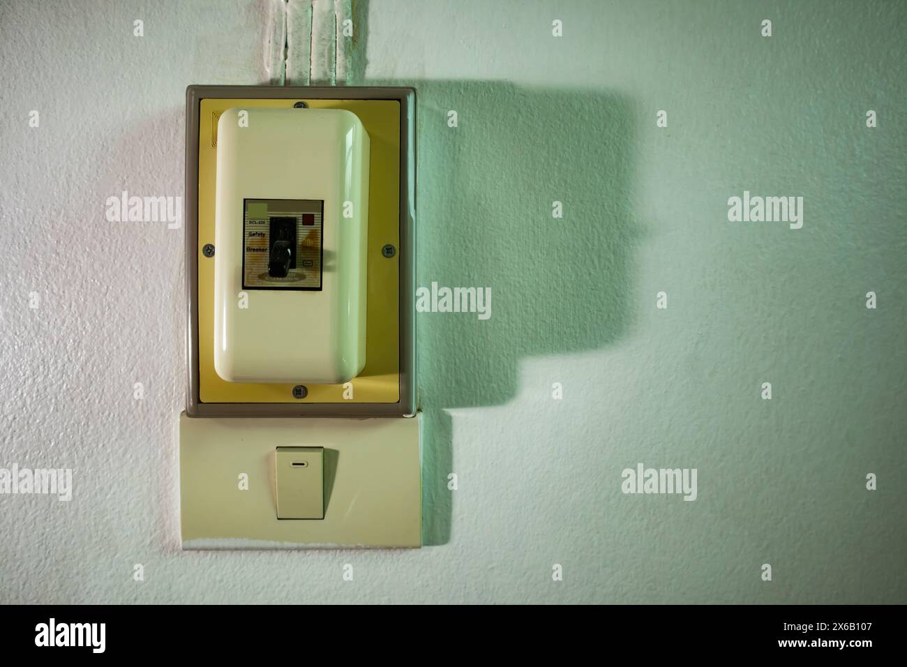 Informazioni sull'interruttore principale dall'esterno del pannello elettrico dell'ascensore 380 VCA Foto Stock