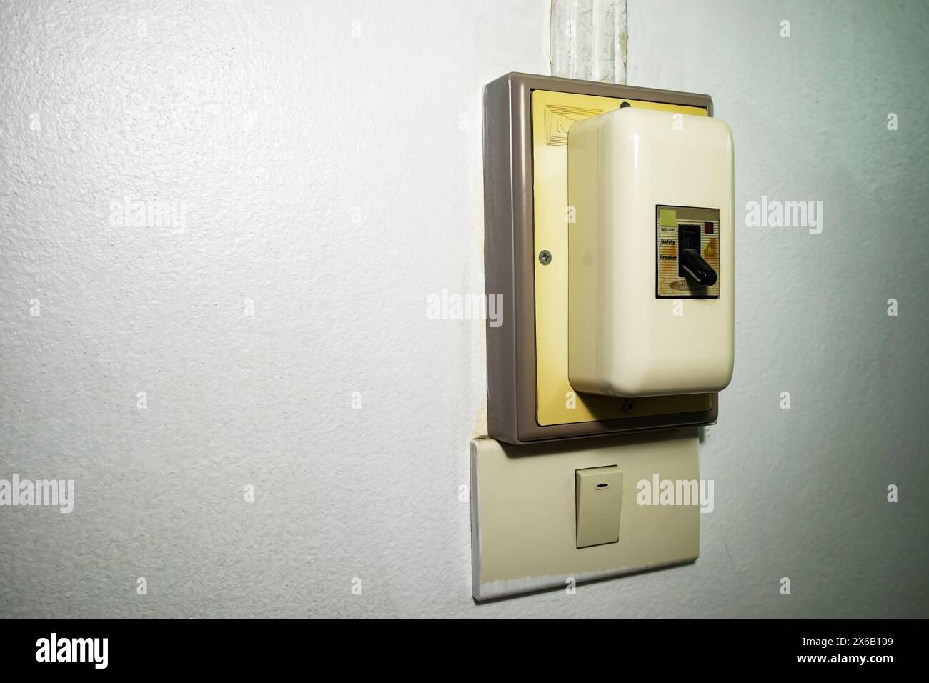 Informazioni sull'interruttore principale dall'esterno del pannello elettrico dell'ascensore 380 VCA Foto Stock