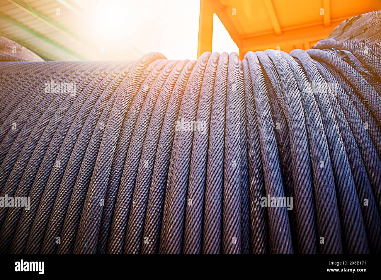 l'imbracatura all'interno del tamburo dell'imbracatura della macchina è grovigliata e non salata correttamente Foto Stock
