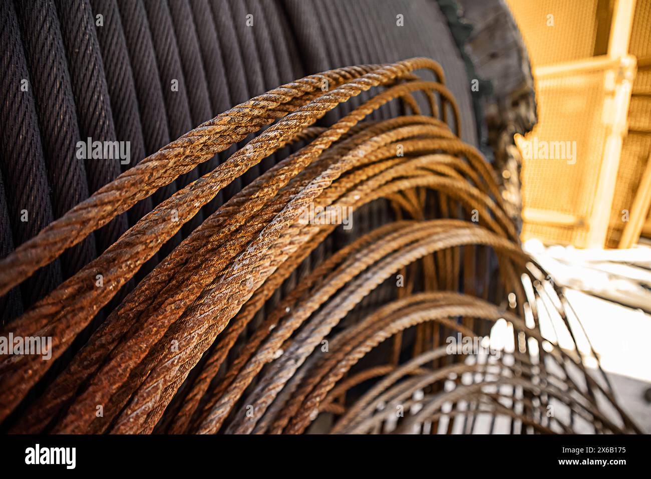 l'imbracatura all'interno del tamburo dell'imbracatura della macchina è grovigliata e non salata correttamente Foto Stock