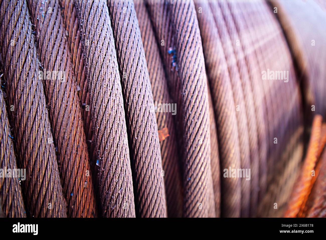 l'imbracatura all'interno del tamburo dell'imbracatura della macchina è grovigliata e non salata correttamente Foto Stock