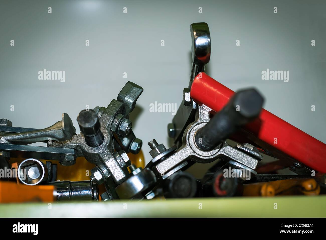 utensili manuali per lavori di manutenzione. sono disponibili degli attrezzi per estrarre il cuscinetto a sfere. Foto Stock