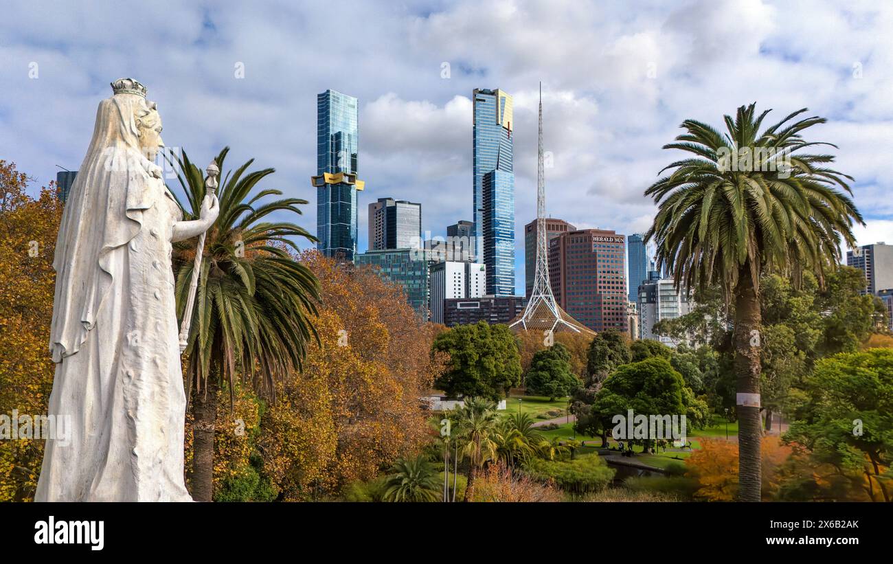 Melbourne, Australia. Statua della Regina Vittoria in piedi nei Queen Victoria Gardens con lo skyline di Melbourne sullo sfondo. Foto Stock