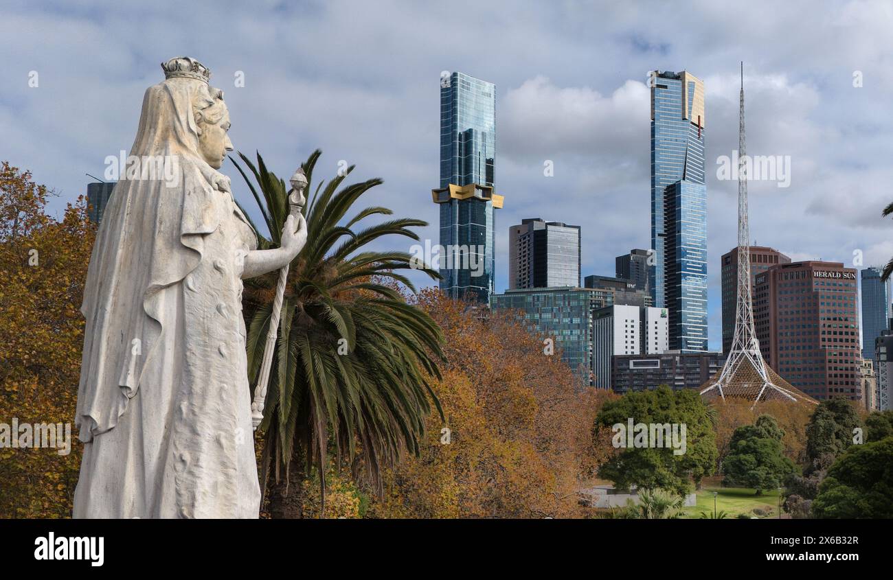 Melbourne, Australia. Statua della Regina Vittoria in piedi nei Queen Victoria Gardens con lo skyline di Melbourne sullo sfondo. Foto Stock