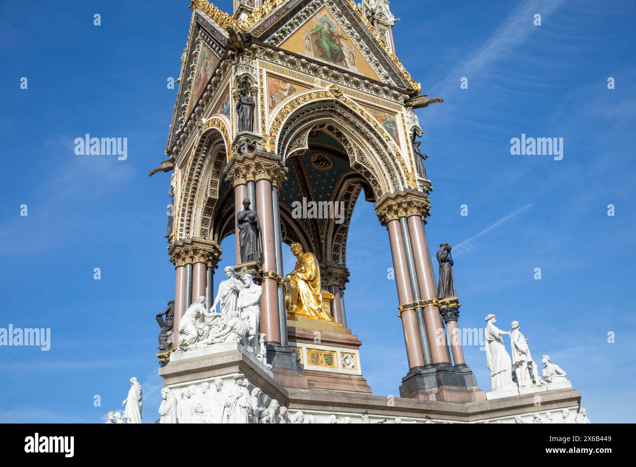 Albert Memorial a Kensington Gardens Londra, monumento storico di grado 1 commissionato dalla Regina Vittoria con la statua del Principe Alberto visibile Foto Stock