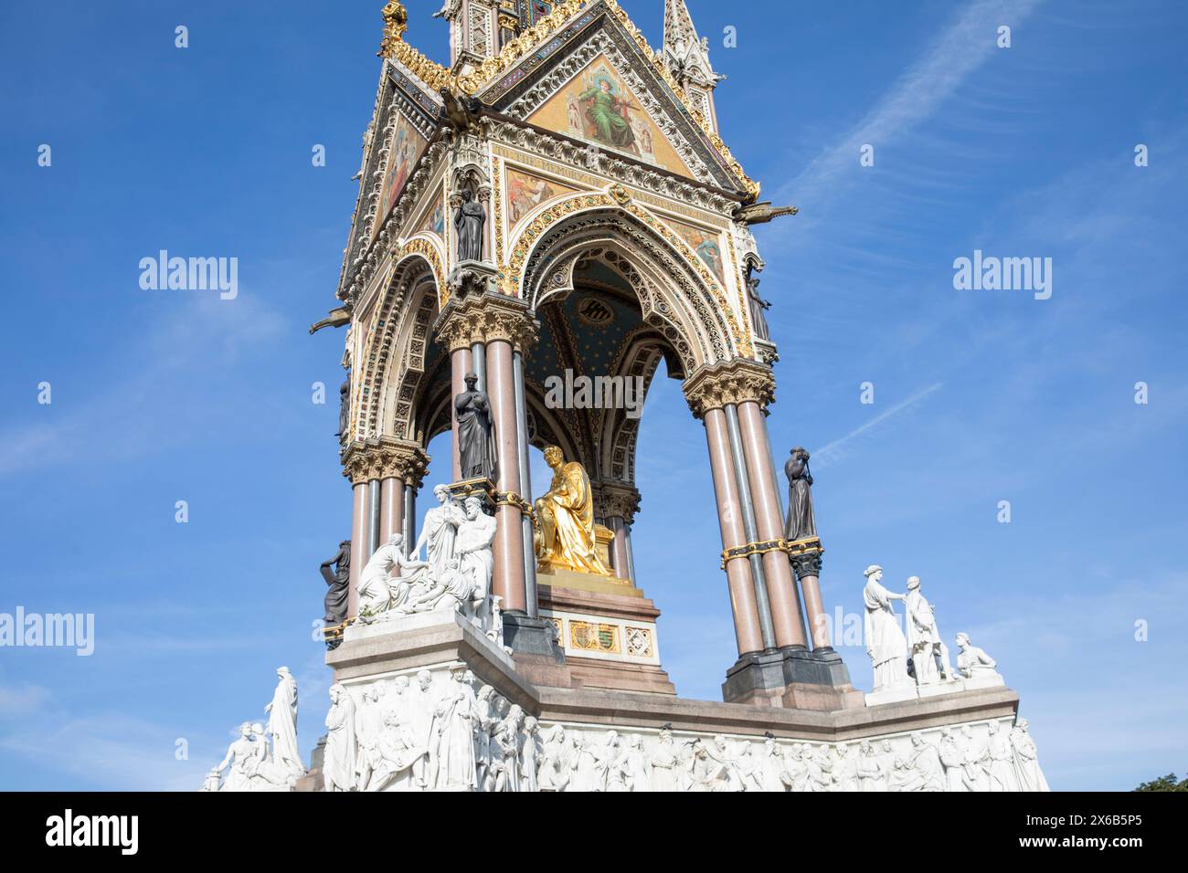 Albert Memorial a Kensington Gardens Londra, monumento storico di grado 1 commissionato dalla Regina Vittoria con la statua del Principe Alberto visibile Foto Stock