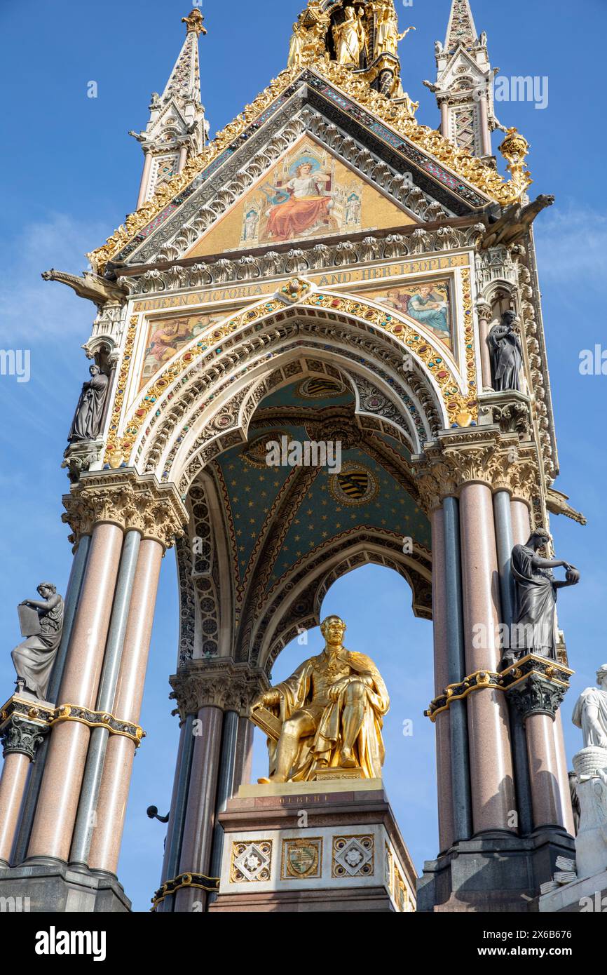 Albert Memorial a Kensington Gardens Londra, monumento storico di grado 1 commissionato dalla Regina Vittoria con la statua del Principe Alberto visibile Foto Stock