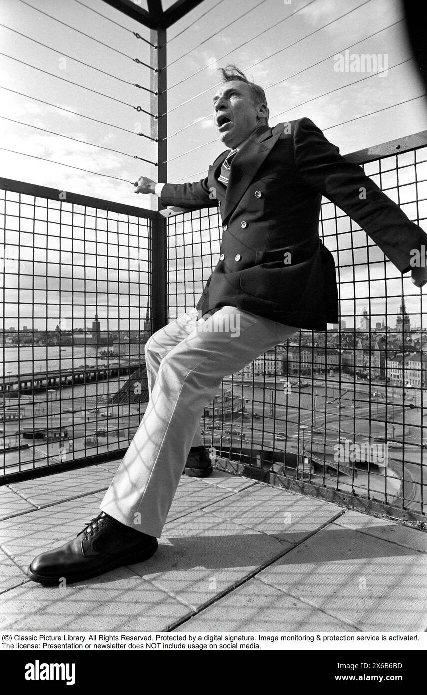 Mel Brooks. Regista e attore americano nato nel 1926. Nella foto del 1974, quando visiti la Svezia e l'ascensore Katarina, un ascensore passeggeri a Stoccolma nella zona di Slussen. È raffigurato quando si trova al più alto livello della piattaforma e scherza come se avesse paura delle altezze. Kristoffersson rif. 10-24 Foto Stock