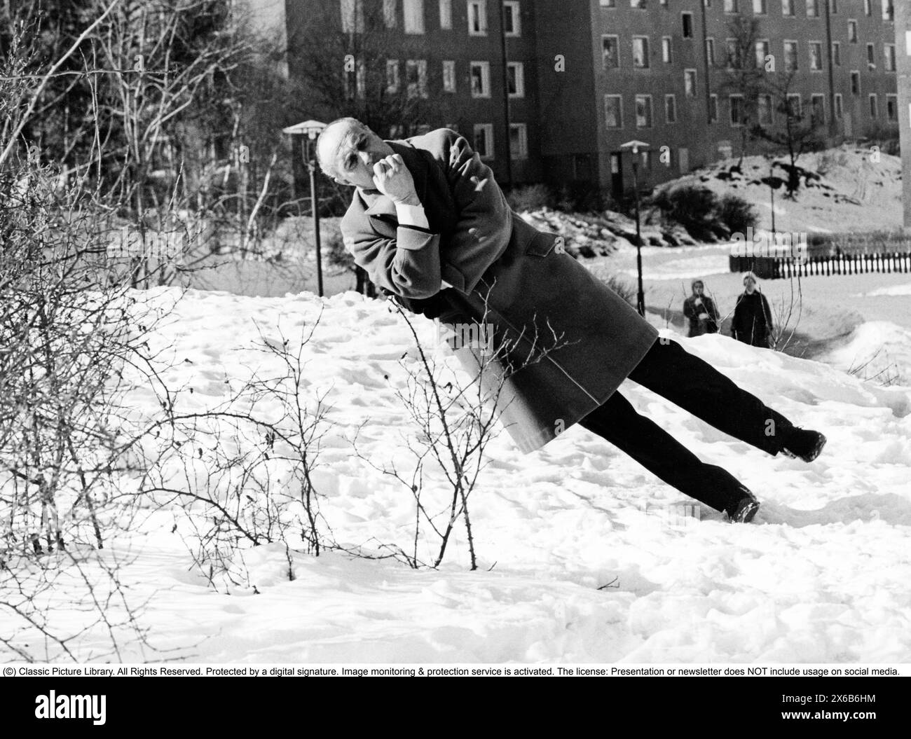 Inverno negli anni '1960 L'attore e comico Sten Ardenstam, 1921-1993 anni, è visto giocare in un giorno d'inverno. Si schianta mentre era in piedi, con la mano in faccia mentre pensa a qualcosa. 1969 Foto Stock