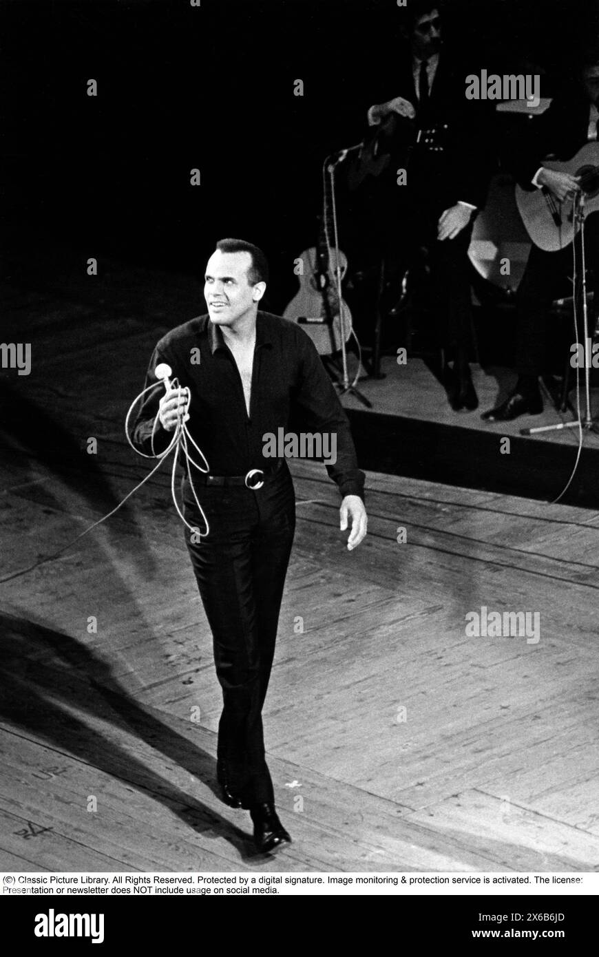 Harry Belafonte, nato Harold George Bellanfanti Jr.; 1 marzo 1927 – 25 aprile 2023), è stato un cantante, attore e attivista statunitense per i diritti civili che ha reso popolare la musica calypso con il pubblico internazionale negli anni '1950 e '1960 L'album di Belafonte Calypso (1956) è stato il primo LP venduto da un singolo artista. Nella foto durante l'esibizione sul palco in Svezia nel 1966. Foto Stock