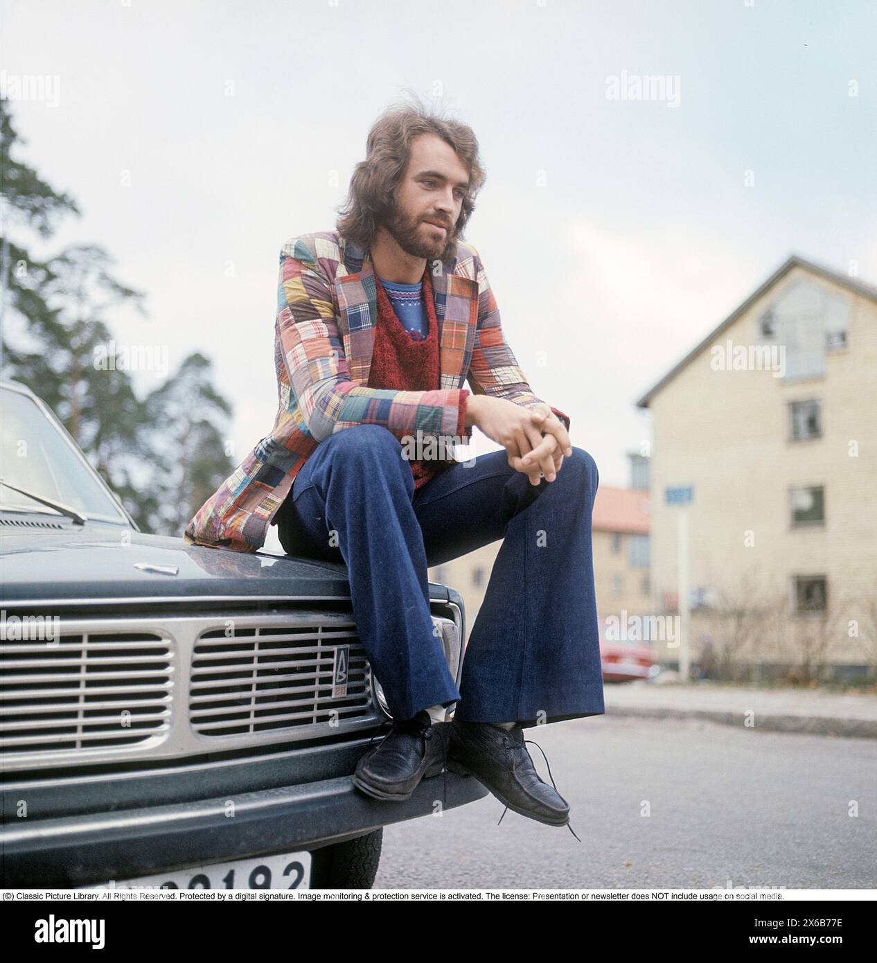 Moda degli anni '1970 Un giovane uomo che indossa la tipica moda degli anni '1970, pantaloni a gambe larghe. Uno stile chiamato campana o zampe, pantaloni che si allargano dalle ginocchia e verso il basso, formando una forma a campana della gamba dei pantaloni. È il musicista Claes af Geijerstam. 1971. Svahn Foto Stock