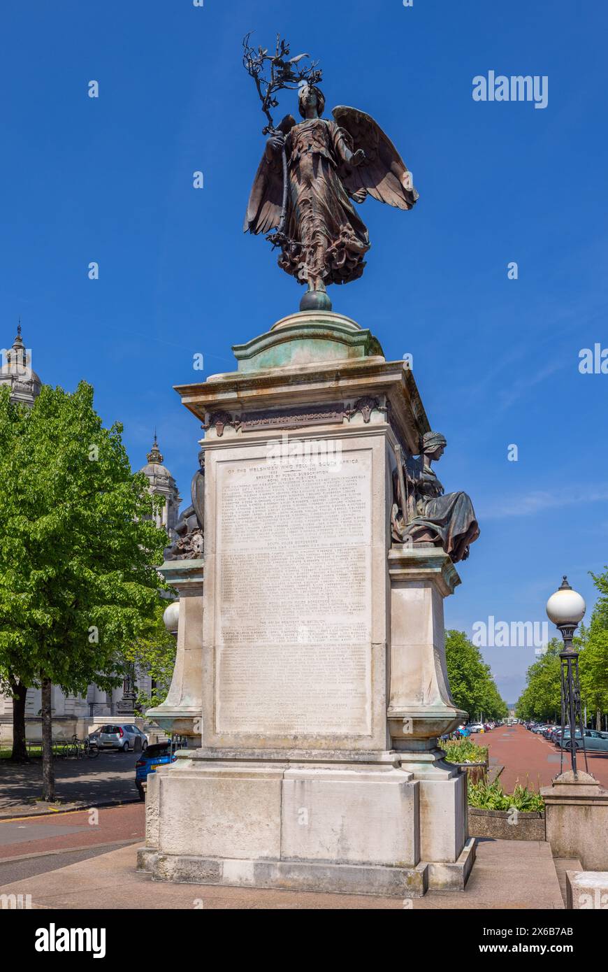 Il South African War Memorial, noto anche come Boer War Memorial alla fine di Edward VII Avenue, Cathays Park, Cardiff, Galles Foto Stock